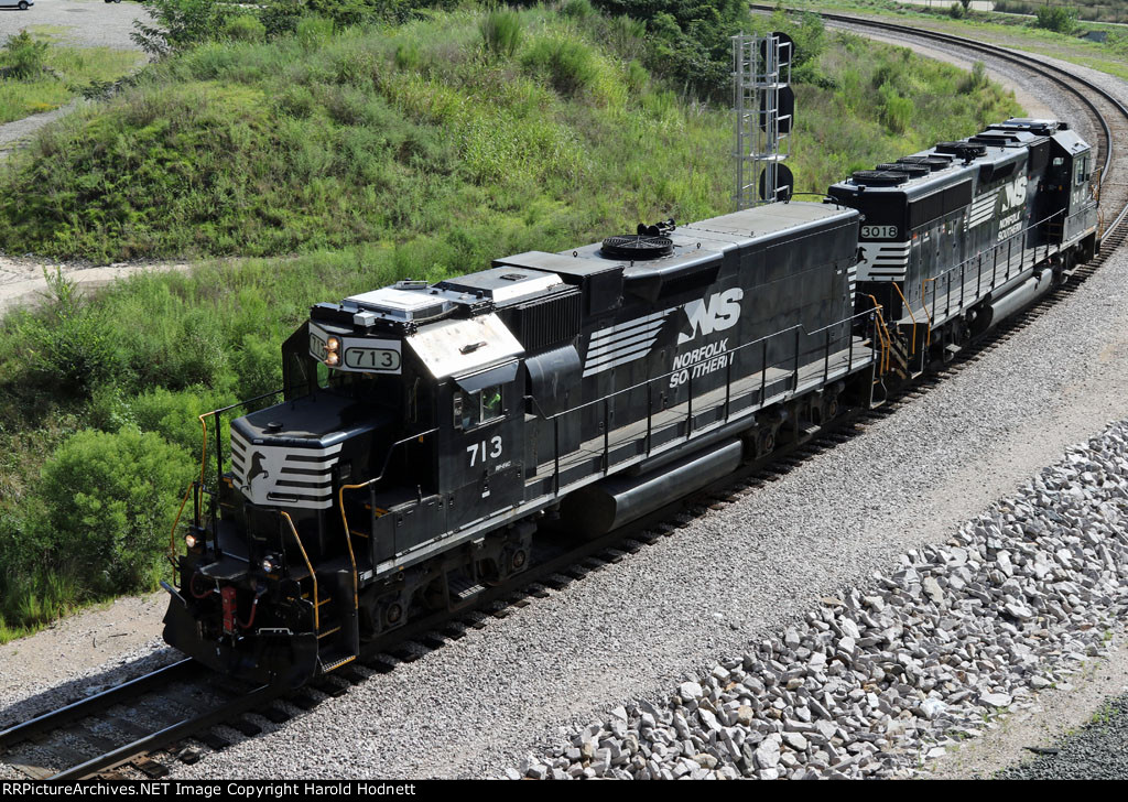 NS 713 & 3018 head westbound as train P69-27